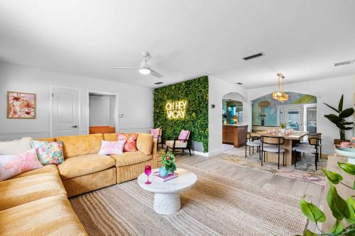 Un lugar para sentarse en Playcation Putt Putt Pool Tiki Bar Game Room