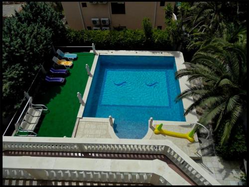 an overhead view of a swimming pool with chairs and a swimming pool at Villa VIktoria in Petrovac na Moru