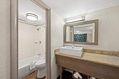 Bilik mandi di Red Roof Inn PLUS+ & Suites Naples Downtown-5th Ave S