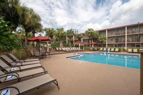 Kolam renang di atau dekat dengan Red Roof Inn PLUS+ & Suites Naples Downtown-5th Ave S