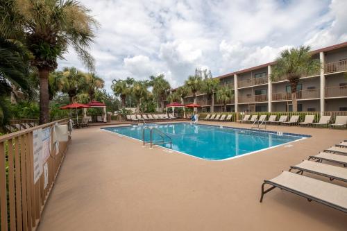 Kolam renang di atau dekat dengan Red Roof Inn PLUS+ & Suites Naples Downtown-5th Ave S