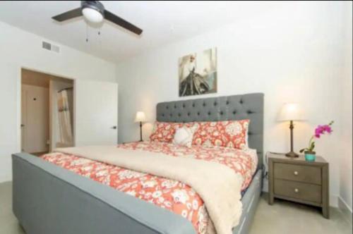 Giường trong phòng chung tại Cozy 2 Bedroom Apartment Near Disneyland and Anaheim Convention Center