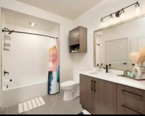 Phòng tắm tại Cozy 2 Bedroom Apartment Near Disneyland and Anaheim Convention Center