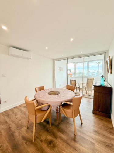 une salle à manger avec une table et des chaises dans l'établissement Le Navigateur - Wifi and 1 private parking space, à Toulon