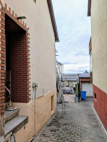 a street in an alley with a building at Pension-Einfach Übernacht in Rüdesheim am Rhein in Rüdesheim am Rhein
