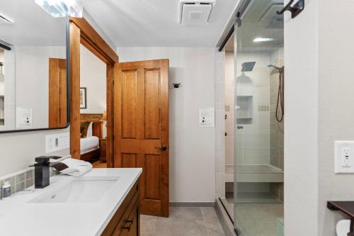 Un baño con ducha de cristal y lavabo. en Mountainwood 201 by Summit County Mountain Retreats, en Breckenridge