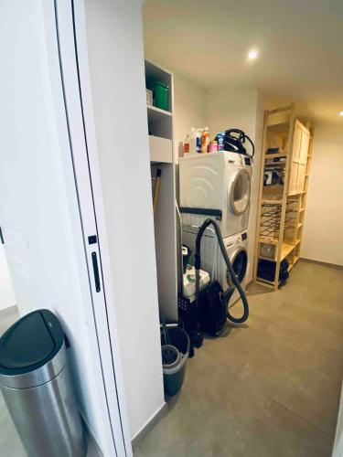 Cette chambre dispose d'un lave-linge et d'un four micro-ondes. dans l'établissement Maison de vacances, à Cogolin