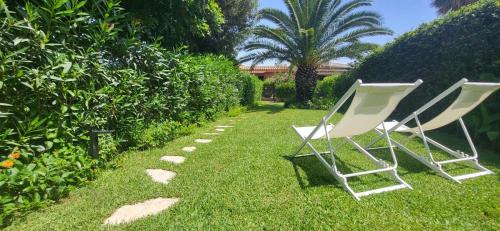 Κήπος έξω από το Palm Rei House Costa Rei