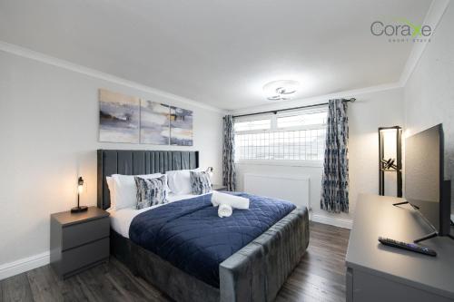 Un dormitorio con una cama con un osito de peluche encima. en Stylish 3BR Home in Rowley Regis, en Rowley Regis
