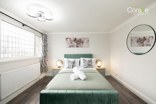 Cama o camas de una habitación en Stylish 3BR Home in Rowley Regis