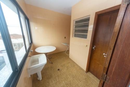 a small room with a table and a window at Apartamento Cidade Araxá in Araxá