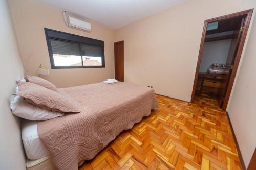a bedroom with a bed and a window at Apartamento Cidade Araxá in Araxá