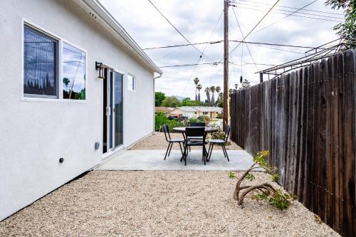 Αίθριο ή υπαίθριος χώρος στο Cozy 2BR Home Mountain Views Pet Friendly