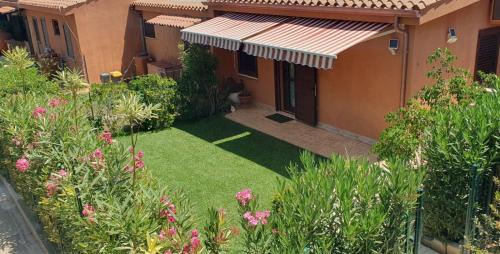Κήπος έξω από το Palm Rei House Costa Rei
