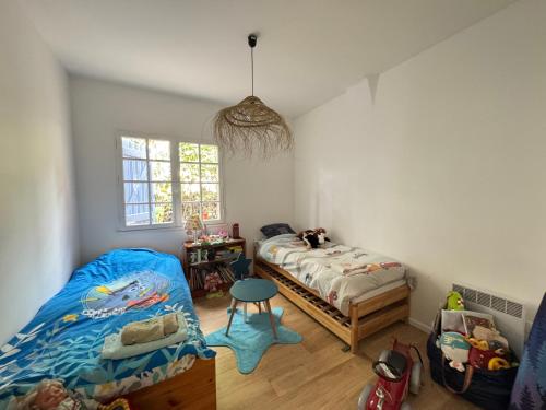 une chambre avec un lit, un bureau et une table dans l'établissement Cannes hills villa with garden and parking, au Cannet