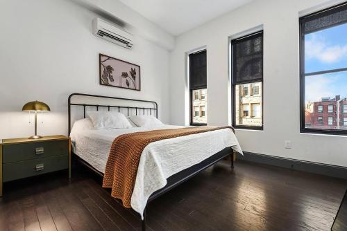 Ένα ή περισσότερα κρεβάτια σε δωμάτιο στο Remodeled 2br Downtown Near Acrisure Stadium