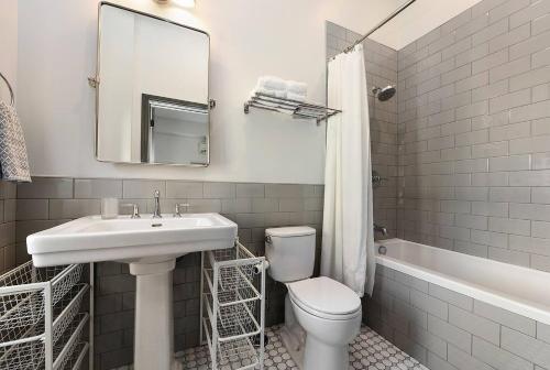 Ένα μπάνιο στο Remodeled 2br Downtown Near Acrisure Stadium
