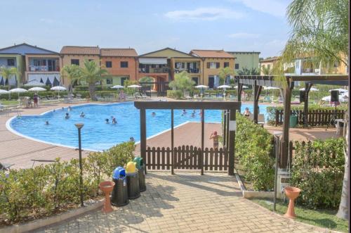 una piscina en un complejo con gente dentro en Casa vacanze Le Dune, en Policoro