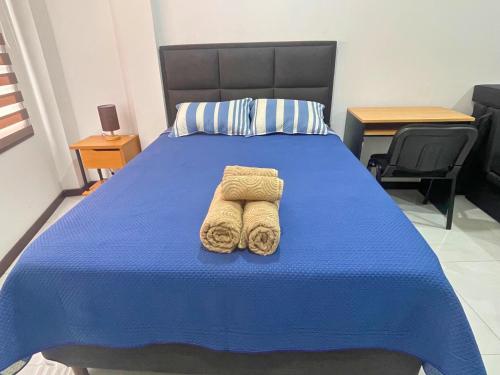 Una cama o camas en una habitación de MONOAMBIENTES RESIDENCIALES en TARIJA