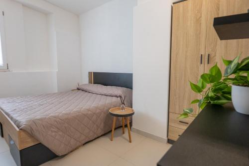 Un dormitorio con una cama y una mesa pequeña. en Antonelli Apartment, en Terracina