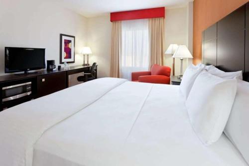 Llit o llits en una habitació de Garden Park Hotel