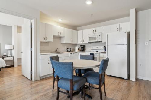 Una cocina o kitchenette en Simplicity At The Rim 1404 I Comfy 2 Bed 2 Bath