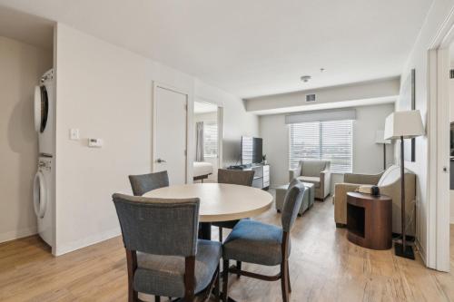 Un lugar para sentarse en Simplicity At The Rim 1404 I Comfy 2 Bed 2 Bath