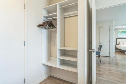 Una cama o camas en una habitación de Simplicity At The Rim 1404 I Comfy 2 Bed 2 Bath