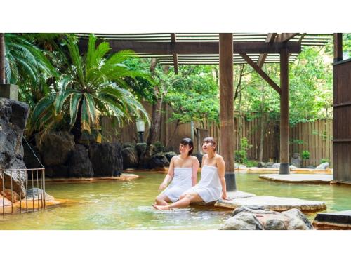 two women sitting in the water at a zoo at Oniyama Hotel - Vacation STAY 99622v in Beppu