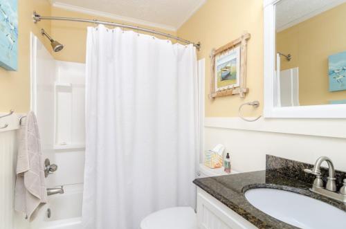 Ένα μπάνιο στο Gone Coastal by Bryant Real Estate