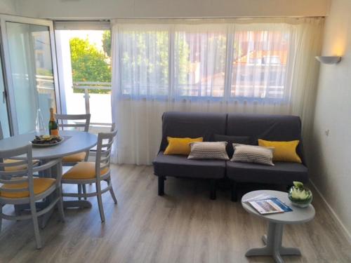 un salon avec un canapé et une table dans l'établissement APPART 4 PERS. BALCON & PARKING - PLAGE & COMMERCES, à Arcachon