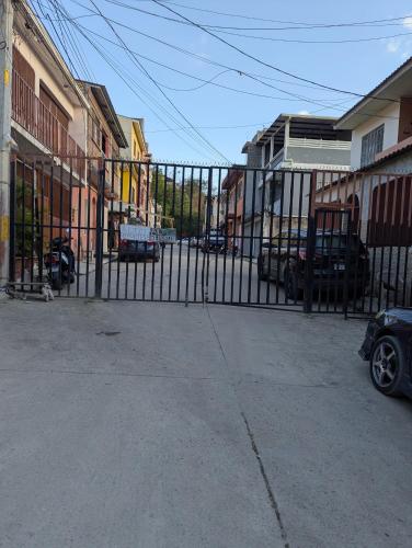a black iron gate in front of a street at 10 minutos de UNAH Apartamento de 2 cuartos completo in Tegucigalpa