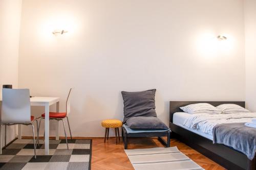Spacious Old-School Condo in Maksimir