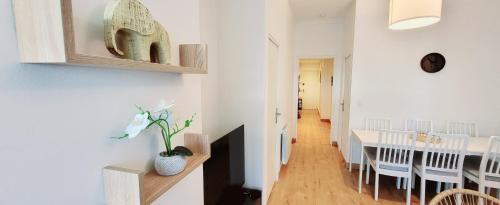 une cuisine et une salle à manger avec une table et des chaises dans l'établissement Spacious apartment, Center, à Vannes