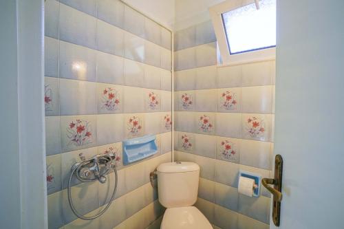 un baño con inodoro y ducha en Makyneia Garden House, en Manglaraíika