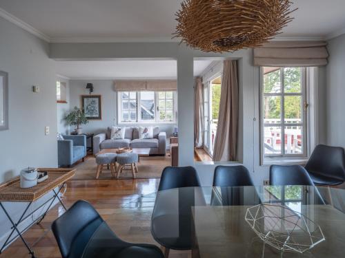a living room with a table and chairs at Bahía Coique in Futrono