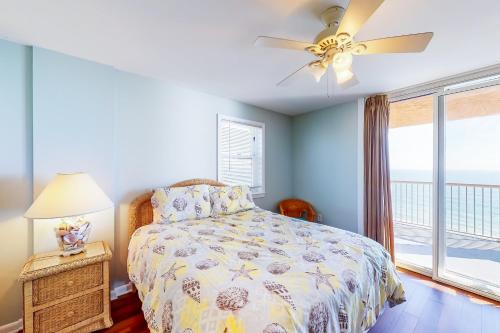 Un dormitorio con una cama y un ventilador de techo. en Buena Vista 601, en Gulf Shores