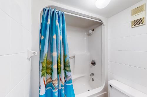 cortina de ducha en el baño con bañera en Buena Vista 601, en Gulf Shores