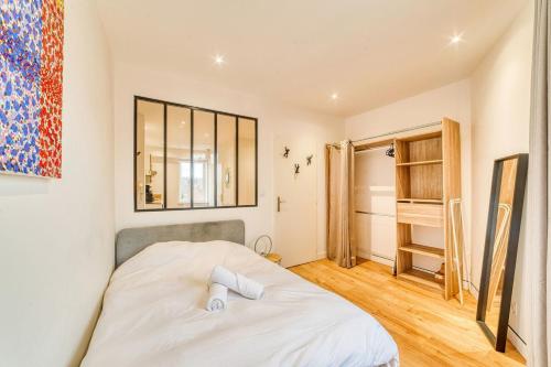 a small bedroom with a bed and a mirror at ღ Victor Hugo - 1ch - Central - Lyon & Gare Tassin in Tassin-la-Demi-Lune