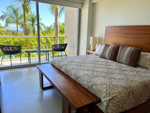 Un dormitorio con una cama grande y una ventana grande. en Bolongo, Punta de Mita Nayarit, en Higuera Blanca