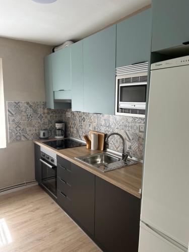 a kitchen with a sink and a counter top at Casa Belia in Mansilla de las Mulas