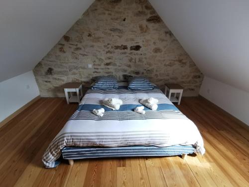 - une chambre dotée d'un lit avec trois animaux rembourrés dans l'établissement Au repos du Dourmeur, à Saint-Évarzec