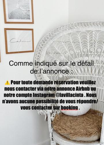 Cette chambre comprend un lit blanc avec un panneau. dans l'établissement Villa Cinta, piscine chauffée, 5 min de la plage, à Tarnos
