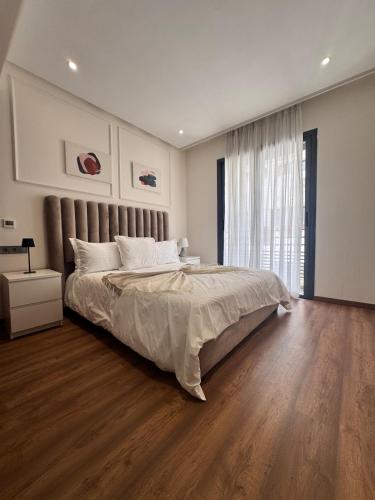 Un dormitorio con una cama grande y una ventana grande en Central Maarif Studio, en Casablanca