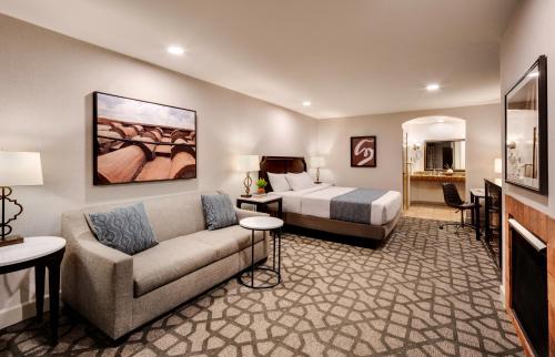 Una cama o camas en una habitación de Ayres Hotel Redlands - Loma Linda
