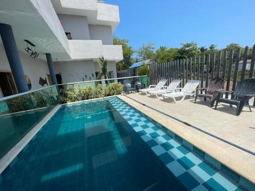 una piscina con sillas y una casa en Terraza Del Sol, en Coveñitas