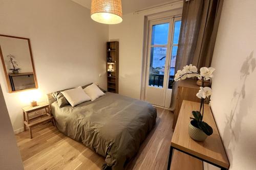 une chambre avec un lit et une fenêtre dans l'établissement Modern bright flat with outside terrace, à Biarritz