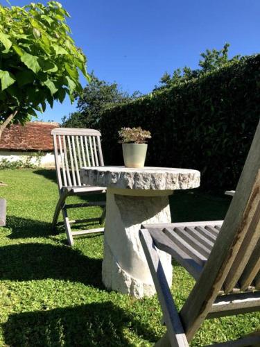 Taman di luar Gîte et Studios Les Barongères