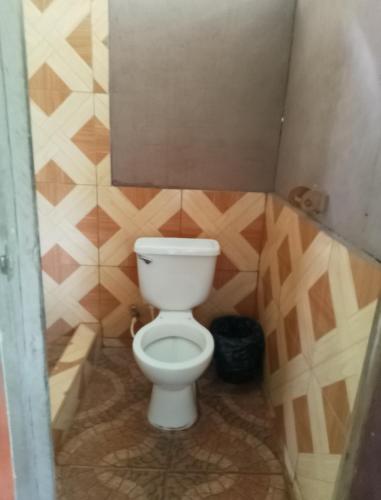 ein kleines Badezimmer mit einer Toilette in einer Kabine in der Unterkunft Explorer Iquitos in Iquitos