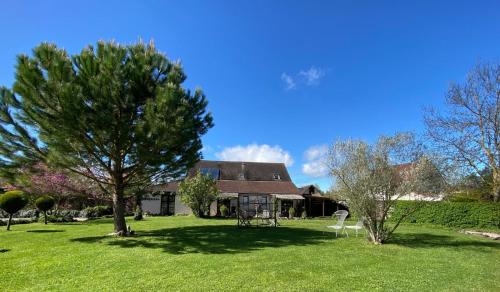 Taman di luar Gîte et Studios Les Barongères
